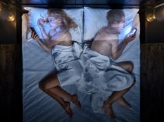 Giật mình chùm ảnh cho thấy smartphone đang khiến con người xa cách nhau như thế nào