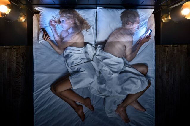 Giật mình chùm ảnh cho thấy smartphone đang khiến con người xa cách nhau như thế nào